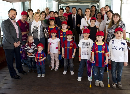 Fotografia de famlia de tots els infants a l'entrada del Camp Nou Experience. Foto: lex Caparrs / FCB