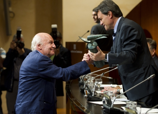 Eduardo Galeano amb Artur Mas, en el moment de l'entrega. Foto: lex Caparrs / FCB