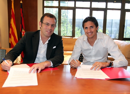 Rosell y Edmlson en el momento de renovar el acuerdo. Foto: Miguel Ruiz - FCB.