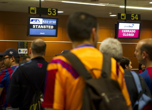 Aficionats culers a l'aeroport d'El Prat, aquest dissabte a primera hora del mat. Foto: lex Caparrs / FCB