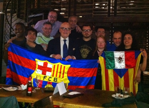 El vicepresident amb els membres de la penya que van veure el Bara-Deportivo des de Nova York.