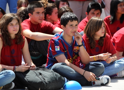 Alguns dels beneficiaris del XICS, durant la presentaci del projecte, la temporada passada. Foto: lex Caparrs / FC Barcelona