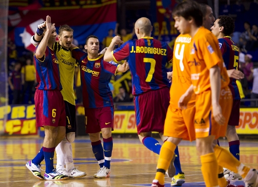 Els jugadors del Barça Alusport celebren un dels gols contra el Benicarló. Foto: Àlex Caparrós - FCB.