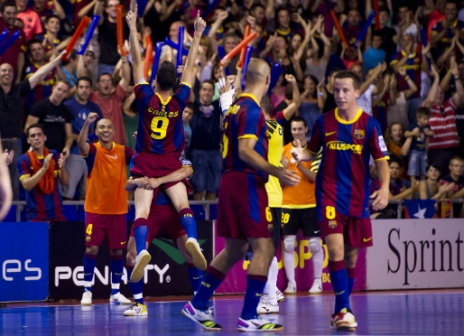 El Barça Alusport, celebrant el segon gol del cinquè partit. Fotos: Àlex Caparrós-FCB