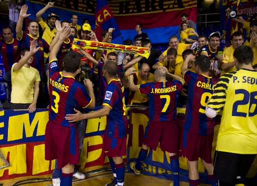 Los jugadores barcelonistas celebran la clasificación con su afición. Fotos: Àlex Caparrós - FCB.