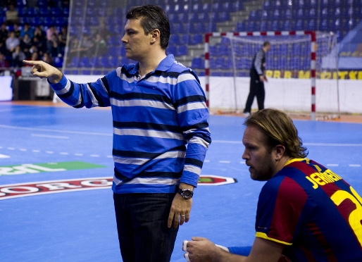 Xavi Pascual, dando instrucciones a sus jugadores. Fotos: lex Caparrs - FCB.