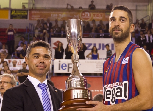 Navarro rep el títol de mans del secretari general de l'esport, Ivan Tibau. (Foto: Àlex Caparrós - FCB)
