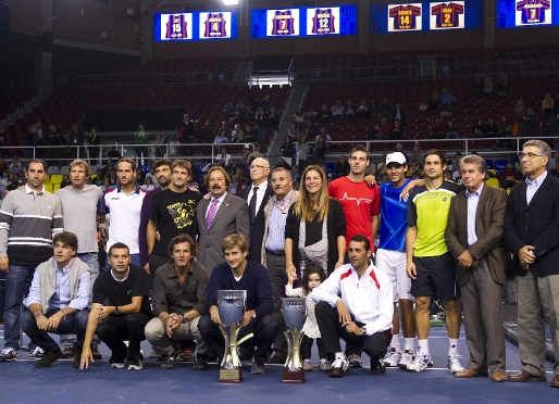 Gimeno, rodeado de los tenistas que han apoyado su homenaje en el Palau. Foto: lex Caparrs-FCB