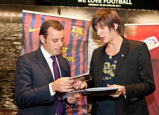 Yu Shirota i Sandro Rosell intercanviant obsequis a la Llotja del Camp Nou. Foto: German Parga