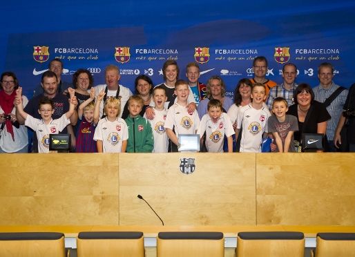 Los jvenes daneses en la Sala de Prensa del Camp Nou. Foto: lex Caparrs-FCB