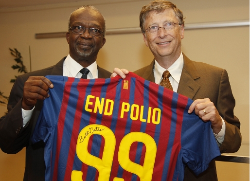 Busuyi Onabolu, presidente del comit nacional nigeriano PolioPlus y Bill Gates, con la camiseta del Bara. Foto: Gates Foundation