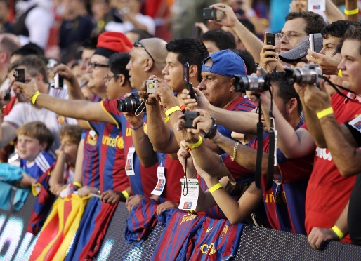 Prensa internacional y aficionados haciendo fotografias a los jugadores azulgranas. Foto: Miguel Ruiz-FCB