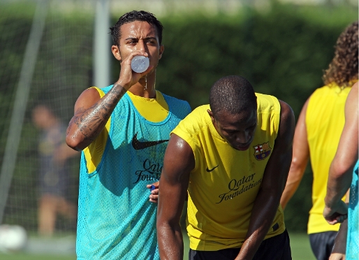 Thiago, bebent aigua durant la sessió. Fotos: Miguel Ruiz-FCB