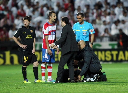 Pedro, tendido en el suelo tras lesionarse en el tobillo. Foto: Miguel Ruiz - FCB