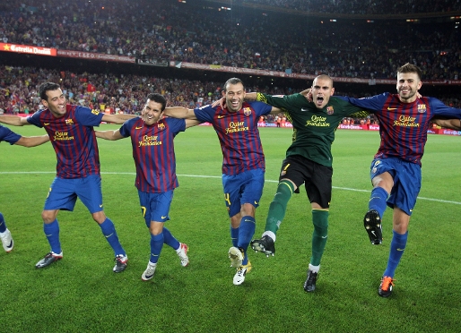 Els jugadors del Barça celebrant la Supercopa guanyada al R. Madrid. Fotos: Arxiu FCB