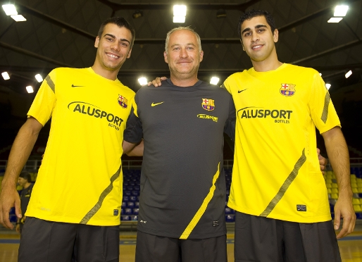 Marc Carmona amb els dos fitxatges del Barça Alusport, Gabriel i Sergio Lozano. Fotos: Àlex Caparrós - FCB.