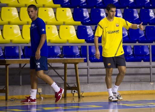 Gabriel (a la foto amb l'exblaugrana Verdejo) ha tingut els seus primers minuts com a jugador del Barça Alusport. Fotos: Àlex Caparrós - FCB.