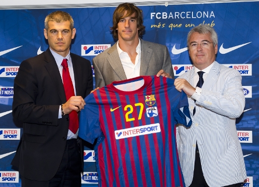 Enric Masip, Viran Morros y Eduard Coll durante la presentación del jugador. Fotos: Àlex Caparrós - FCB.