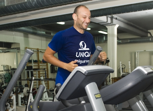 Daniel Saric se pone en forma en el gimnasio del Palau. (Fotos: lex Caparrs - FCB)