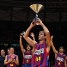 El capità Roger Grimau aixecant el títol de Supercopa ACB. Foto: arxiu FCB.