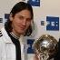 Messi rep el premi de mans d'lex Grijelmo, president de lAgncia EFE.