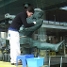 Una restauradora trabaja sobre una de las esculturas situadas en la esplanada de tribuna del Camp Nou.