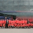El conjunt que entrena Pep Guardiola s'ha fotografiat davant el nou vehicle.