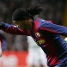 Ronaldinho intenta driblar a dos jugadores a la vez.