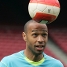 Thierry Henry fent tocs de pilota amb el cap.