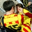 Dos seguidoras pintndose la cara con los colores de Argentina y Catalunya.