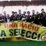 Los jugadores de Catalunya, con una pancarta a favor de las selecciones catalanas.