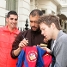 Josep Guardiola amb els aficionats que estaven al voltant de l'hotel de concentraci.