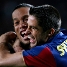 Sylvinho celebrando un gol con Ronaldinho.