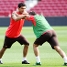 Alves y Sylvinho, agarrados en un ejercicio.